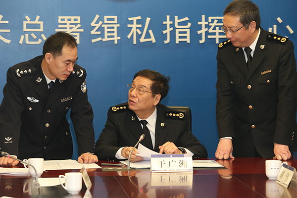 图为:海关总署署长于广洲,副署长胡伟在现场研究指挥行动 王震/摄