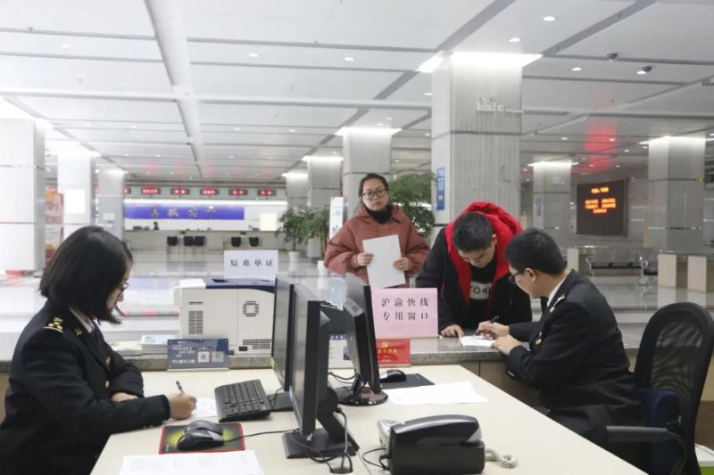 “沪渝直达快线”专用窗口 重庆海关供图