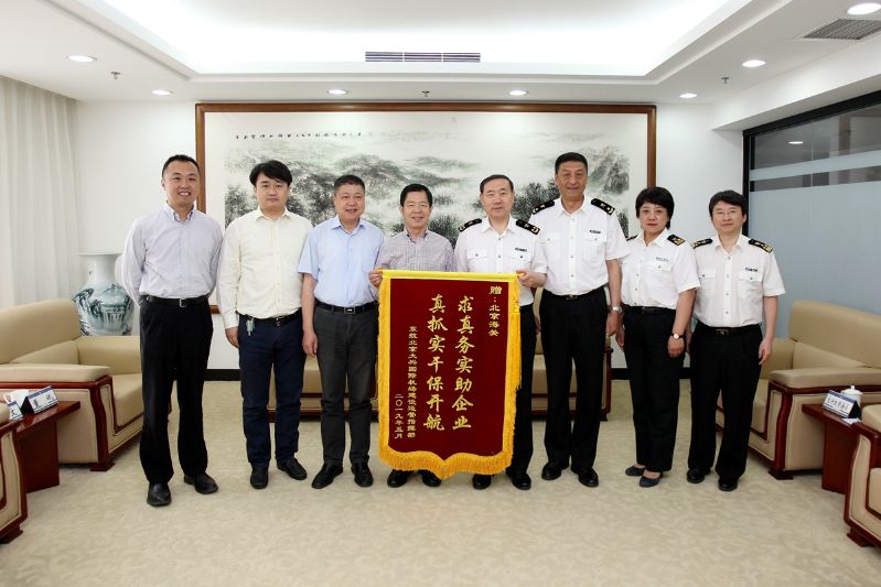 与东航北京大兴国际机场建设运营指挥部常务副总指挥邱红平进行座谈